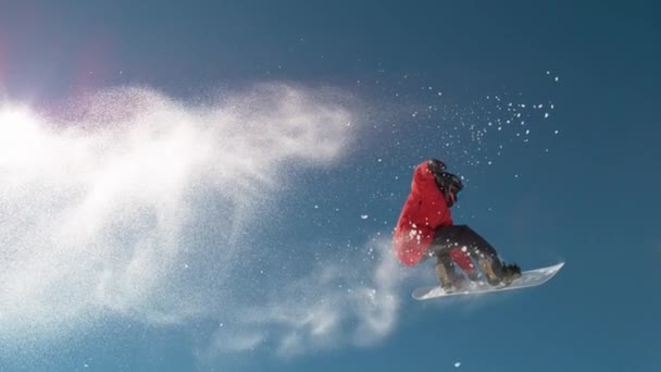 Slow Motion Close Snowboardåkare Hoppar Stora Luftkickar Sprutar Snöflingor Och — Stockvideo