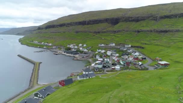 Aereo Volare Lontano Dalla Tranquilla Città Costiera Delle Isole Faroe — Video Stock