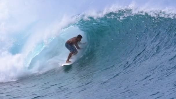 Slow Motion Close Coole Surfer Een Gigantische Vloedgolf Een Zonnige — Stockvideo