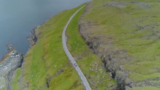 Luchtfoto Toeristische Auto Rijdt Lege Asfaltweg Langs Zwarte Kust Steile — Stockvideo