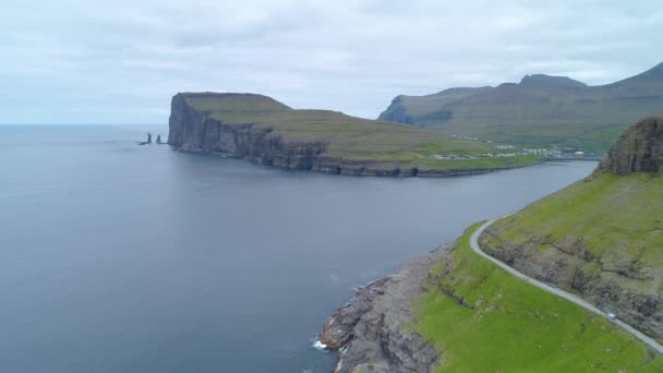 Aereo Spettacolari Scogliere Rocciose Mare Tranquillo Circondano Strada Campagna Cemento — Video Stock