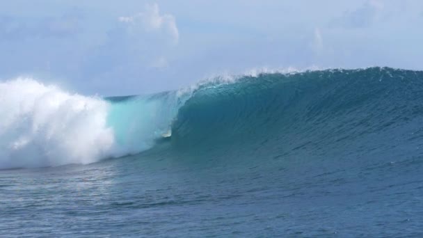 Slow Motion Close Doświadczony Surfer Zostaje Niemal Zmieciony Przez Dużą — Wideo stockowe