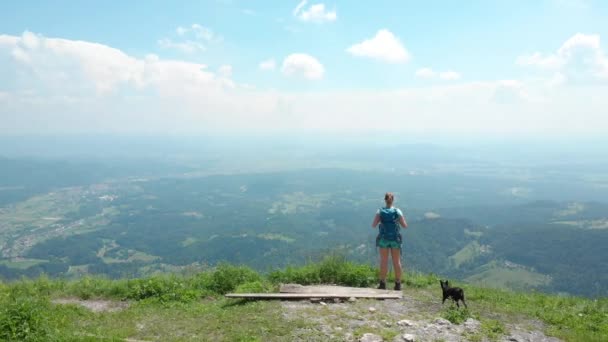 Aerial Una Excursionista Extática Sube Una Montaña Cubierta Hierba Con — Vídeo de stock