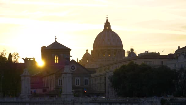 具有历史意义的圣彼得大教堂闪烁着令人叹为观止的金色晚霞 在一个美丽的夜晚 梵蒂冈天际线的风景如画 秋天壮观的意大利古老建筑 — 图库视频影像
