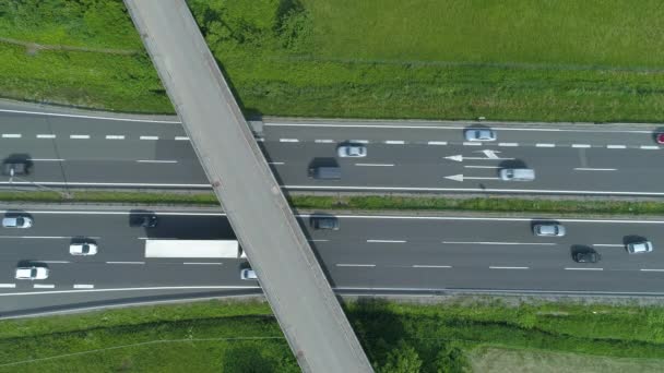 Aerial Top Vliegen Boven Een File Langzaam Gevormd Drukke Snelweg — Stockvideo