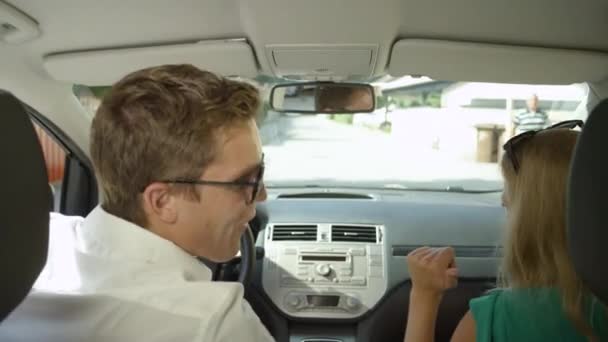Slow Motion Close Güneşli Bir Günde Arabalarında Dans Eden Mutlu — Stok video