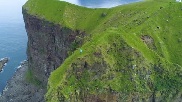 Aerial Volando Alrededor Alto Acantilado Rocoso Una Mujer Pie Borde — Vídeo de stock