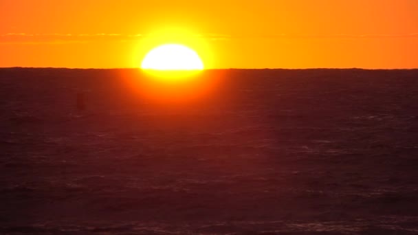Slow Motion Lens Flare Sol Laranja Brilhante Põe Atrás Oceano — Vídeo de Stock