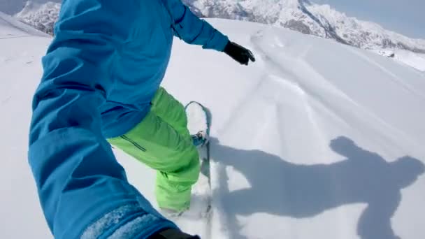 Selfie 極端なスノーボード男に乗って楽しんで新鮮な壮大なへき地の雪 美しい冬の風景は 晴れた日に完璧なゲレンデをオフ彼のスノーボードに乗ってアクティブな人間を取り巻く — ストック動画