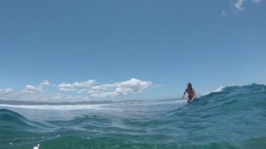 Slow Motion, Sualtı: Bikini fit kadın nefes kesen Fiji sörf yaparken büyük bir tüp dalga oyma. Mükemmel yaz havasında büyük bir kıran okyanus dalgası sürme genç sörfçü Muhteşem atış.