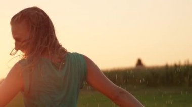 Slow Motion, Close Up, Lens Flare: Çekici genç Kafkas kadın eğlenceli o pitoresk altın ışıklı bahar sabahı tamamen rahat dans ederken onu uzun ıslak saçları sol ve sağ çevirir.