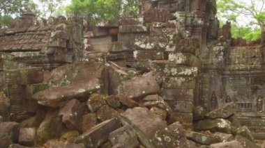 Close Up: Koyu turuncu tuğla yavaş yavaş uzak bir ormanda ünlü Angkor Wat çürüyor gibi solmaya. Kamboçya'daki bir Budist kompleksinin içindeki yıkılmış tapınaklardan birinin harika görüntüsü. Tapınağın çarpıcı antik kalıntıları