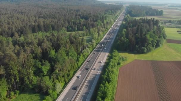 Antenne Touristen Und Pendler Fahren Berufsverkehr Die Schnurgerade Autobahn Entlang — Stockvideo