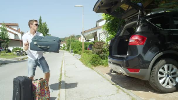 Slow Motion Szczęśliwy Gwiszcząc Człowiek Rzucając Torby Bagażniku Czarnego Suv — Wideo stockowe