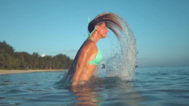 Slow Motion Close Gelukkige Vrouw Vakantie Speelt Met Haar Haar — Stockvideo