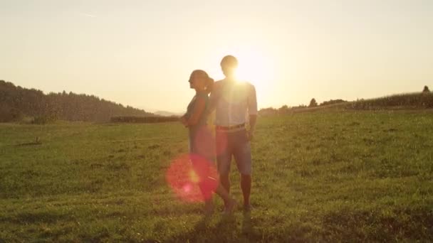 Lent Motion Lens Flare Fille Blonde Souriante Tourne Élégamment Hors — Video