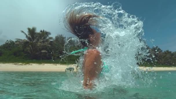 Медленное Движение Закрытие Молодая Брюнетка Выбивает Волосы Обратно Стеклянной Океанской — стоковое видео