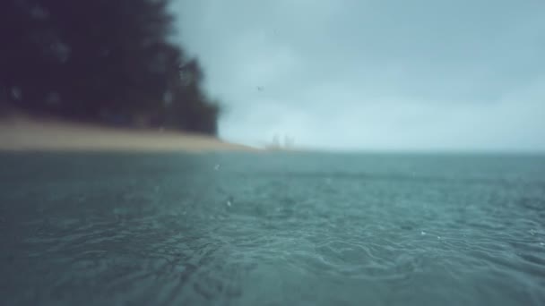 スローモーション マクロ Dof 熱帯降雨は 海面に見事な波紋を作成します 静かな海に落ちて魅惑的な質感を作り出す雨滴の絵のように美しいスローモーションショット — ストック動画