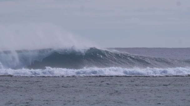 Slow Motion Big Spraying Tube Wave Rolls Remote Beach Bright — Stock Video