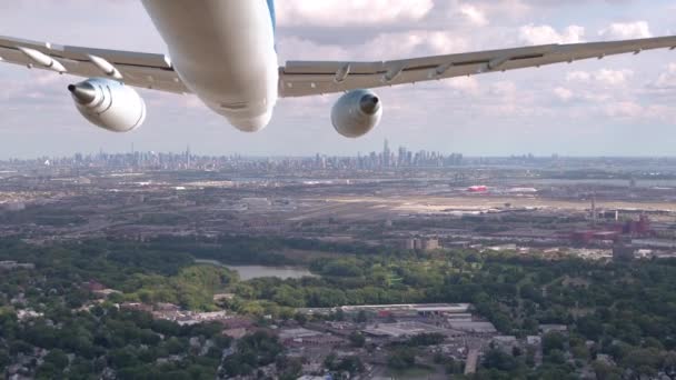 Aerial Close Vliegen Naar Spectaculaire New York City Als Passagiersvliegtuig — Stockvideo