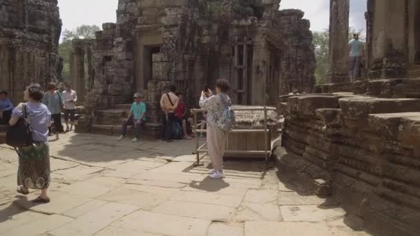 Angkor Wat Cambodia Abril 2017 Pov Turistas Asiáticos Caminando Alrededor — Vídeo de stock