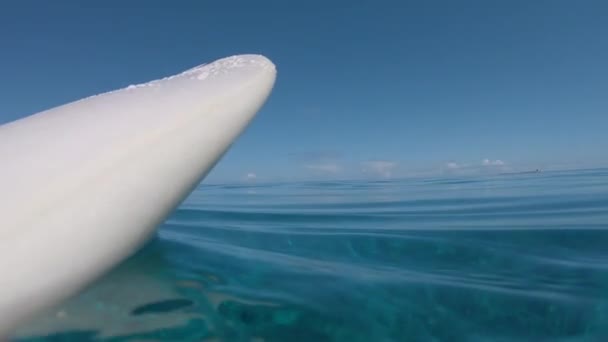 Low Motion Comderwater Pov Sentado Uma Prancha Surf Oceano Tranquilo — Vídeo de Stock