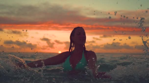 Slow Motion Close Silhouet Lachende Jonge Vrouw Spatten Oceaan Water — Stockvideo