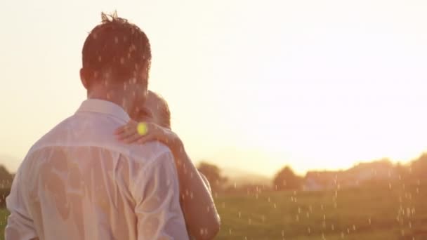 슬로우 클로즈업 플레어 사랑스러운 부부는 시골에서 샤워를 추면서 않습니다 쾌활한 — 비디오