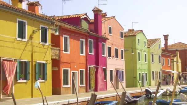 Burano Italien 2017 Juni Folk Går Förbi Livligt Målade Hus — Stockvideo