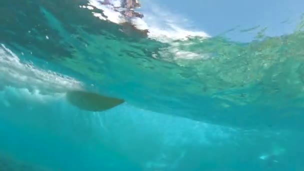 Slow Motion Onderwater Close Ervaren Surfboarder Carves Een Grote Wolkbreuk — Stockvideo