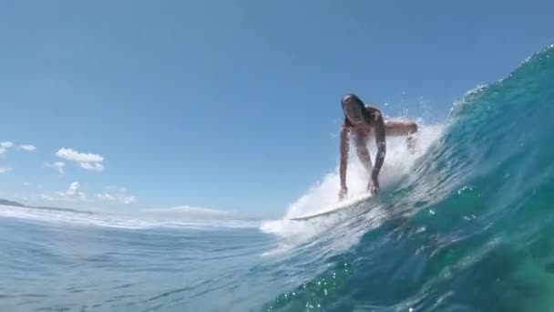 Slow Motion Lage Hoek Onderwater Atletische Surfer Girl Berijdt Een — Stockvideo