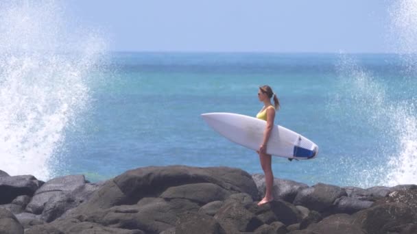 スローモーション コピースペース サーファーの女の子が海の壮大な景色を楽しんでいる間 強力な波がリモートビーチをヒット 孤独な若い女性は ニュージーランドの息をのむような黒い海岸の周りを見回す — ストック動画
