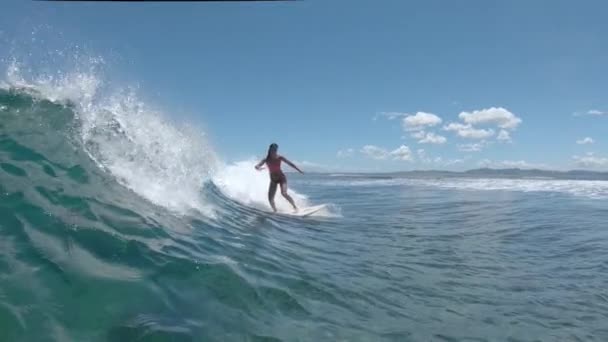 慢动作 低角度 快乐冲孩雕刻一个破碎的海浪在令人惊叹的斐济 运动年轻的白种女人在暑假骑一个美丽的玻璃波在她的冲浪板上 — 图库视频影像