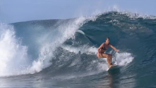 Slow Motion Surfista Menina Biquíni Montando Grandes Ondas Aéreas Barril — Vídeo de Stock