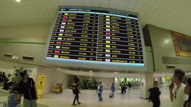 Aéroport Thaïlande 2018 Jeune Couple Touristes Homme Local Regardent Tableau — Video