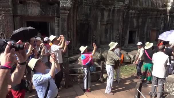 カンボジア アンコールワット 2017年4月 カンボジアのアンコールワット寺院の崩壊の古代の壁を撮影する観光客の大規模なグループ 混雑したカンボジアの寺院の複合体で残骸の写真を撮る人々 — ストック動画