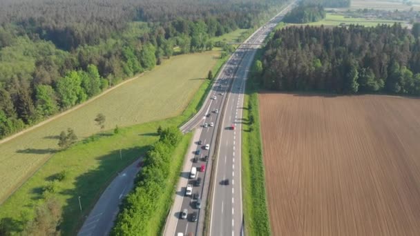Antenn Tät Rusningstrafik Saktar Ner Medan Kör Ner Asfalt Motorvägen — Stockvideo
