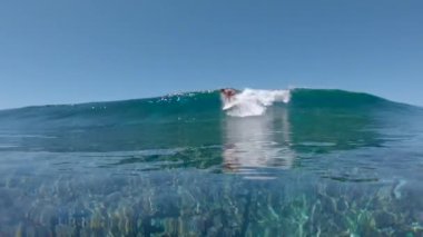 Yavaş Hareket, Düşük Açı, Sualtı: Cool surfboarder muhteşem Fiji büyük bir okyanus tüp dalga sürmek. Pasifik'te destansı yaz tatilinde Mutlu adam büyük bir kristal berraklığında Cloudbreak dalga sörf.