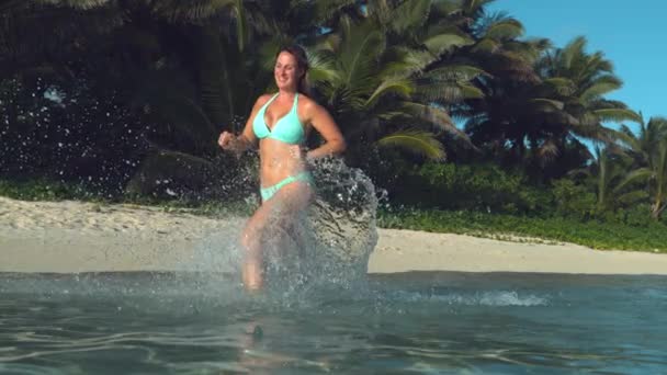 Slow Motion Låg Vinkel Leende Kvinna Jogs Den Grunda Delen — Stockvideo