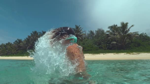 Zeitlupe Nahaufnahme Fröhliches Mädchen Spritzwasser Des Meeres Indem Sie Ihre — Stockvideo