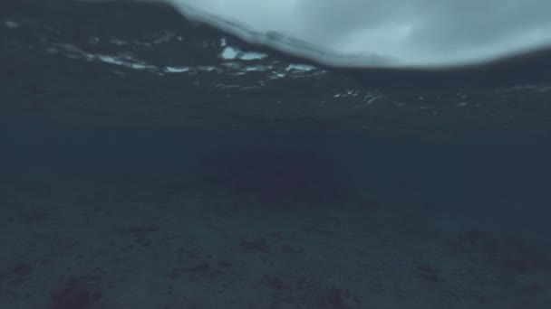 慢动作 温柔的小波在黑暗的大海中翻滚在水下的相机上 阴云的天空照亮了深蓝色的海洋后 一个邪恶的季风 宁静的海景的酷镜头 — 图库视频影像