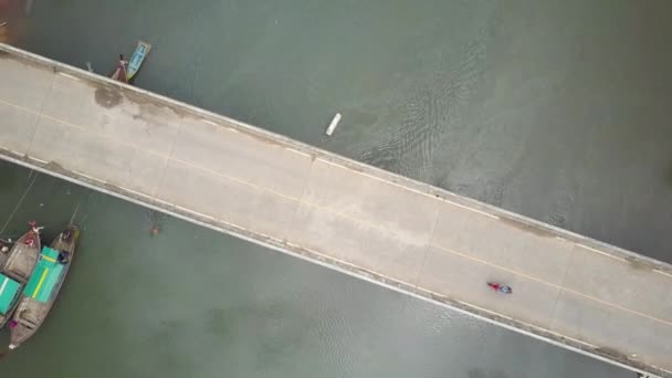Aerial Top Mujer Joven Monta Scooter Sobre Puente Que Cruza — Vídeo de stock