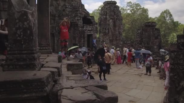 Angkor Wat Kambodja April 2017 Otaliga Turister Promenader Runt För — Stockvideo