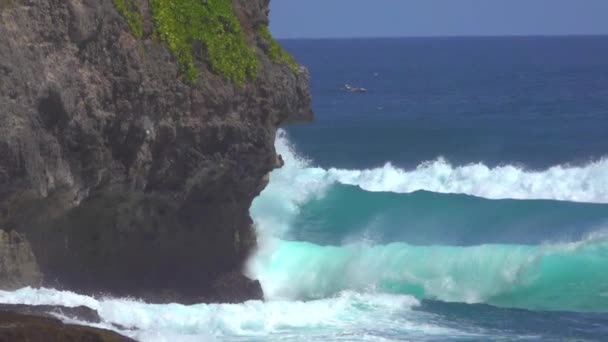 Motion Lent Fermer Belles Vagues Turquoises Mousseuses Écrasent Dans Falaise — Video