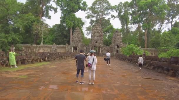 アンコールワット カンボジア 2017年4月 美しい宗教的なモニュメントの写真を撮るアンコールワットの観光旅行で認識できない観光客 古代寺院を探索する世界中からの旅行者 — ストック動画