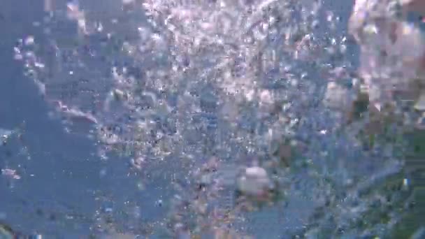 スローモーション クローズアップ 大きなエメラルドチューブの波は 美しい晴れた日にカメラの上に洗います 大きな樽の波が突進しながら 深海のガラス状の表面に向かって泳ぐ — ストック動画