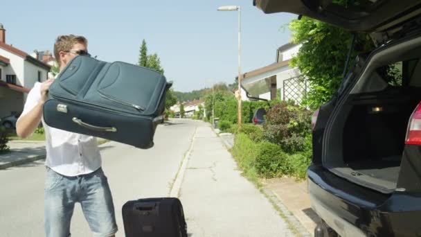 Αργή Κίνηση Close Χαρούμενος Ταξιδιώτης Ρίχνοντας Τις Βαριές Αποσκευές Του — Αρχείο Βίντεο