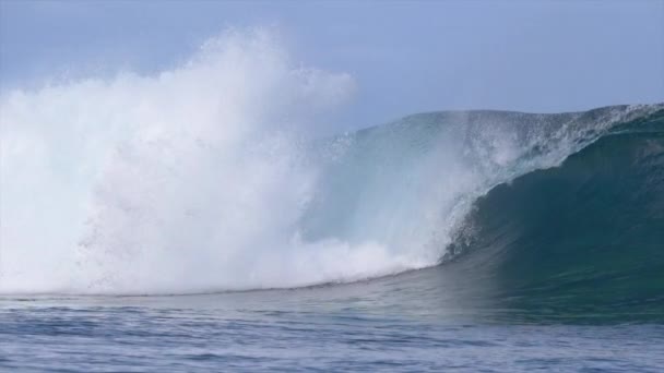 Slow Motion Adembenemende Deep Blue Barrel Wave Schittert Zon Rolt — Stockvideo