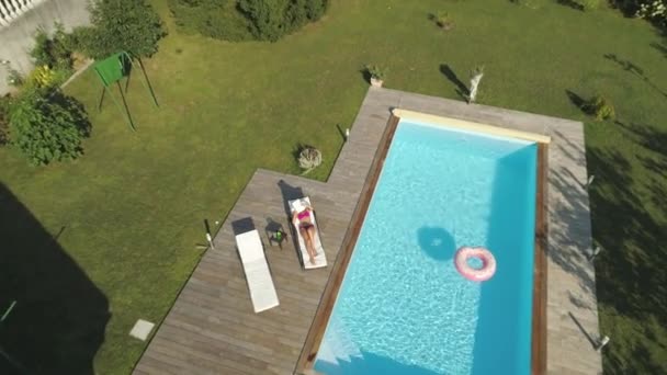 Aerial Pov Jovem Relaxante Beira Piscina Começa Jogar Coisas Drone — Vídeo de Stock