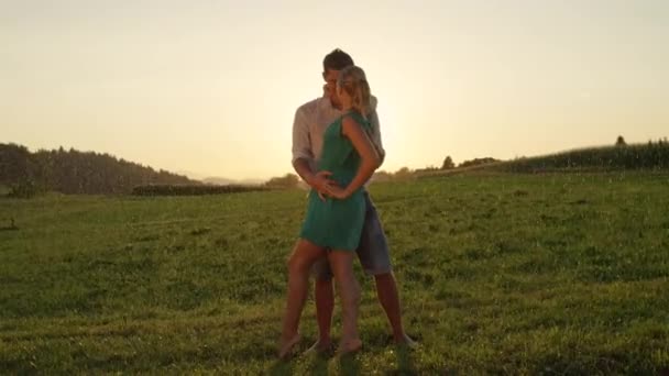 Slow Motion Lens Flare Jonge Mannelijke Danseres Dips Prachtige Blonde — Stockvideo